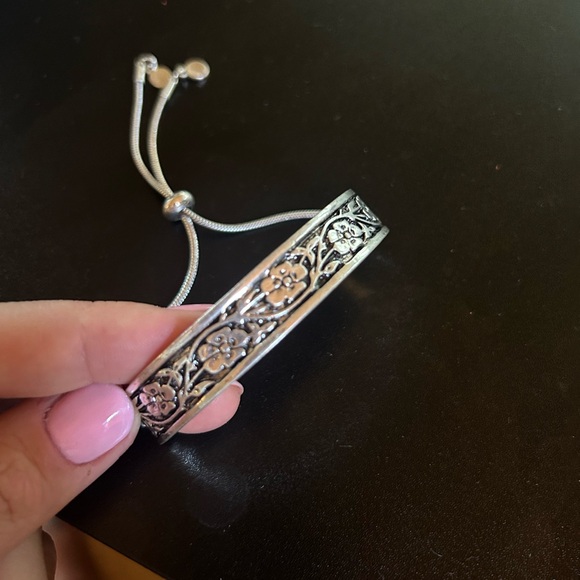 Patterned silver bangle bracelet - Picture 2 of 3